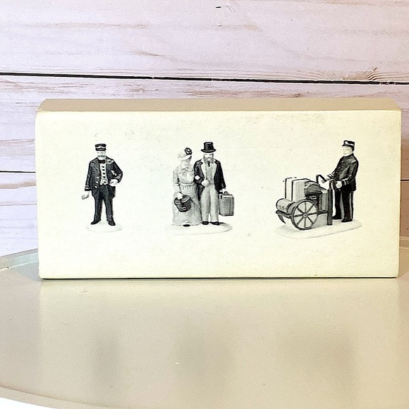 DEPARTMENT 56 - Holiday Travelers - Heritage Village - Dickens Village - Picture 7 of 8